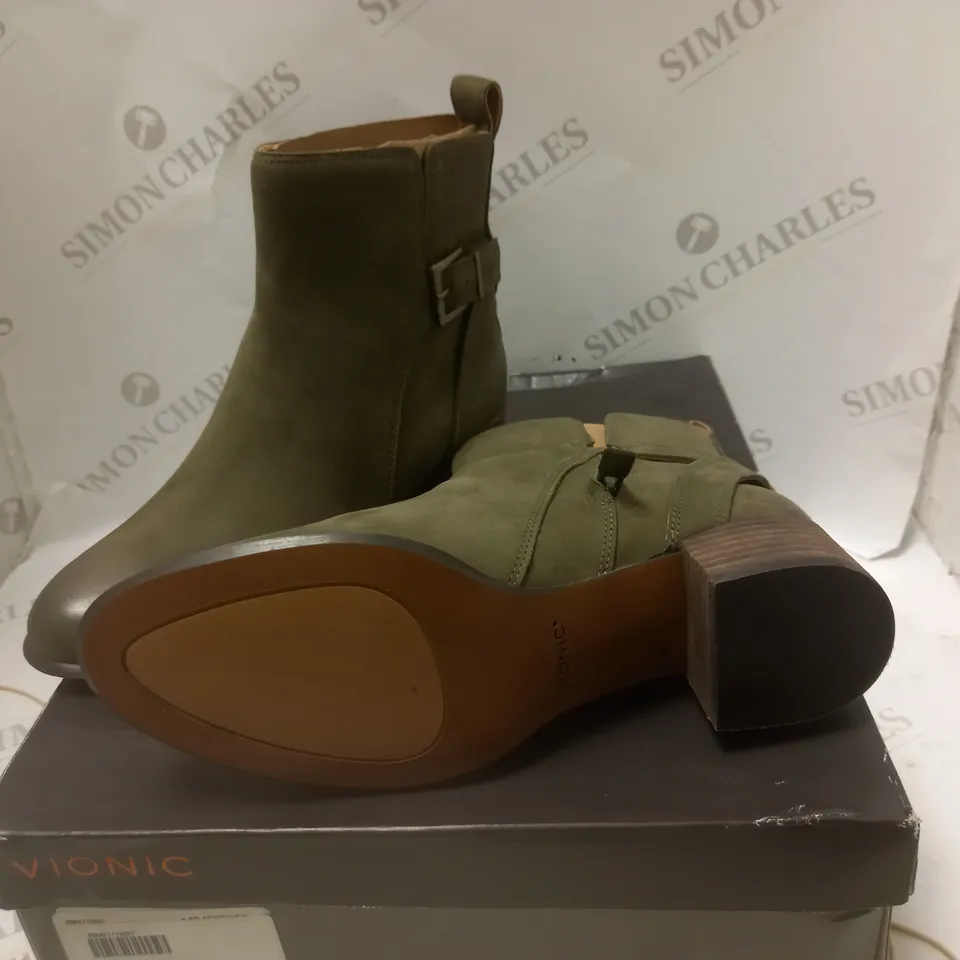 BOXED VIONIC OLIVE SIENNA ANKLE BOOTS - SIZE 5