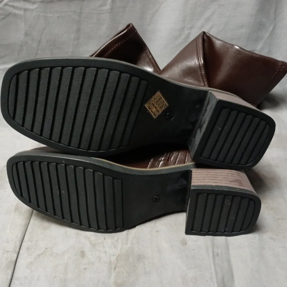 WOMEN'S BROWN LEATHER KNEE-HIGH BOOTS WITH INNER ZIP - 40