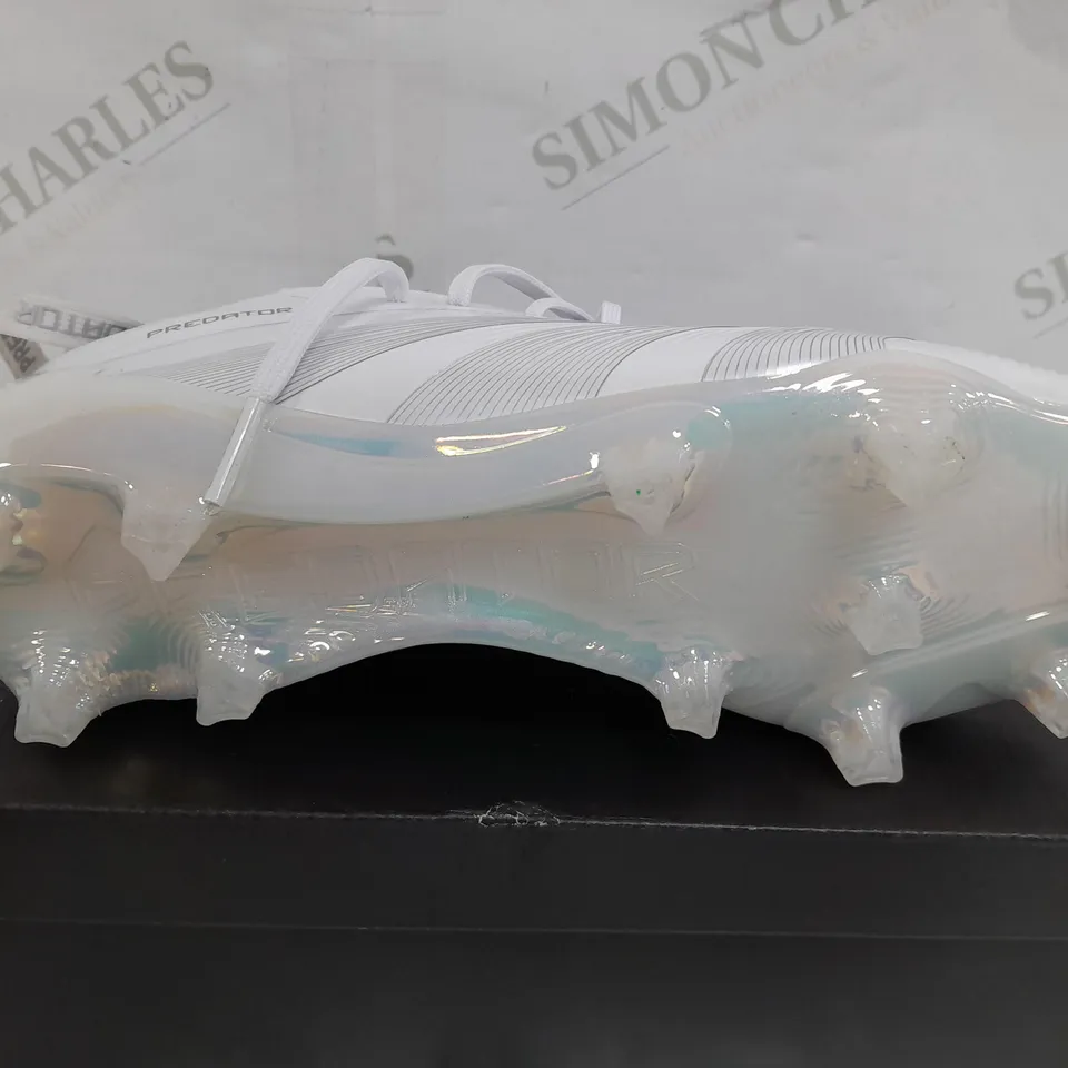 BOXED PAIR OF ADIDAS PREDATOR ELITE FOOTBALL BOOTS IN WHITE - UK 6.5