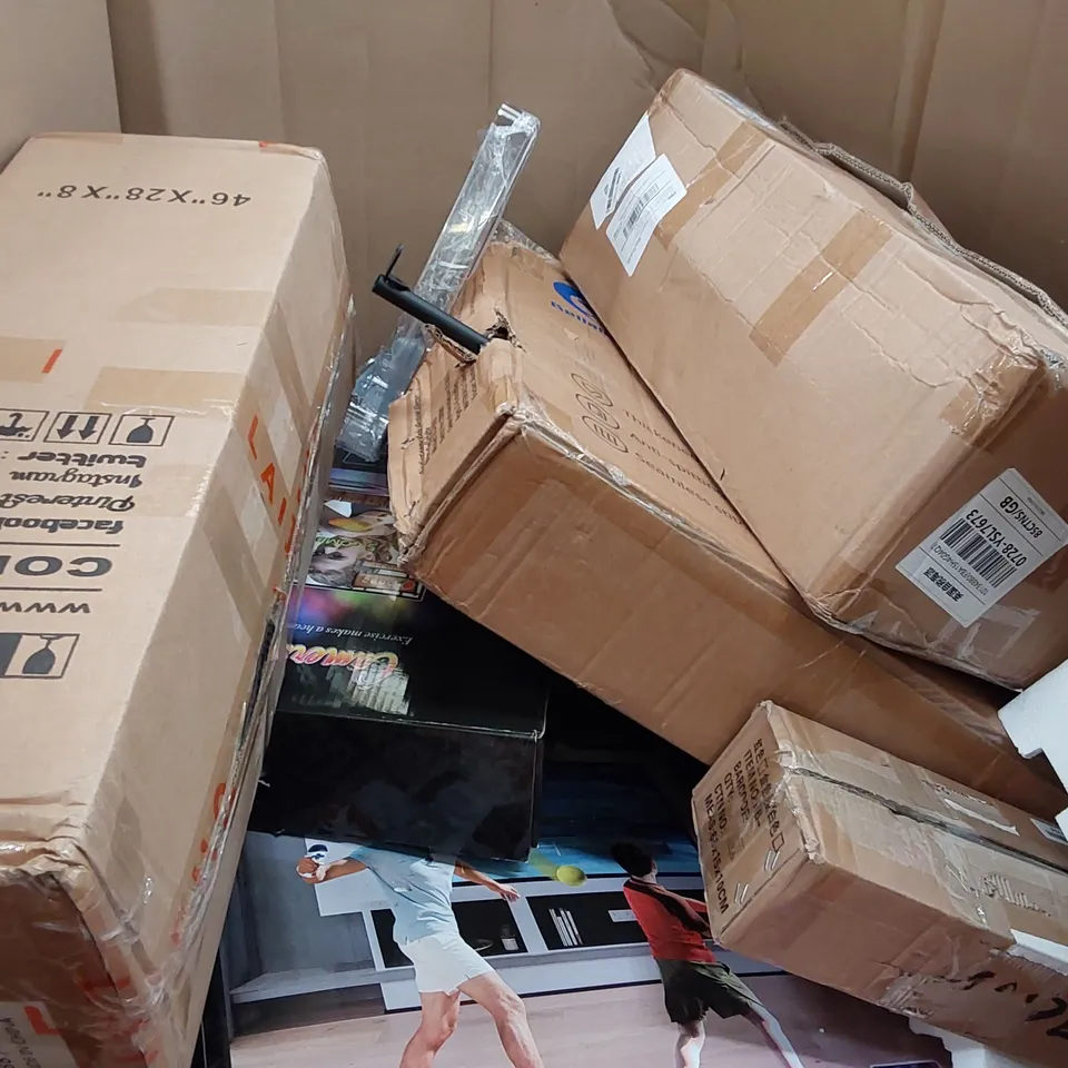 PALLET OF ASSORTED ITEMS INCLUDING: HEATED BLANKET, TURNTABLE, VICKS HUMIDIFIER, CAMERA DANCE MAT, DISCO BALL