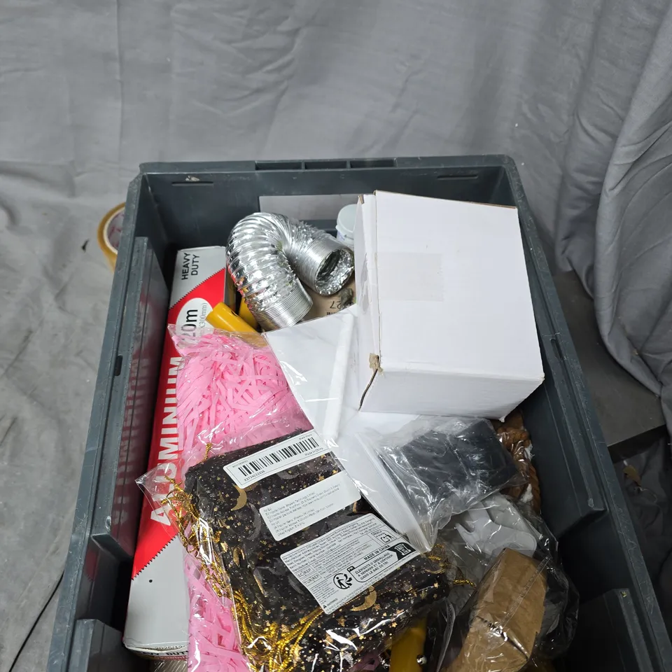 TOTE OF APPROXIMATELY 16 ASSORTED ITEMS TO INCLUDE: GAMING ZONE SIGN AND SPACEGOODS CUP