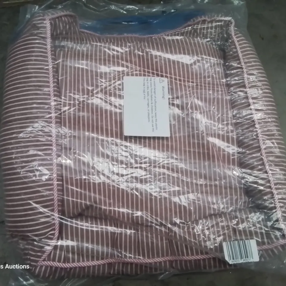 PALLET OF ASSORTED ITEMS, INCLUDING, HUB PULLER, NATURAL PAMPAS GRASS DECOR, PET BEDS, WEE-RIDE CHILDS FOLDING BACK SEAT DRIVER BIKE, TWO TIER METAL TOWEL RACKS