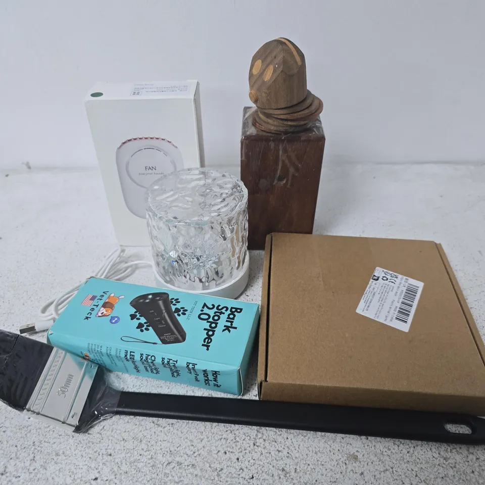 APPROXIMATELY 12 ASSORTED HOUSEHOLD ITEMS TO INCLUDE ANGLED PAINTBRUSH, BARK STOPPER 2.0, FREE YOUR HANDS FAN, ETC