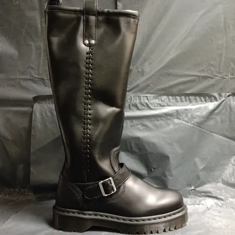 BOXED PAIR OF DR MARTENS ANISTONE KNEE-HIGH BOOTS IN BLACK SIZE UK 7