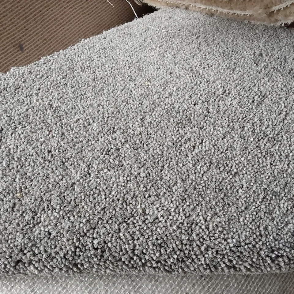 ROLL OF QUALITY LINGDALE ELITE CARPET APPROXIMATELY 4M × 8.82M