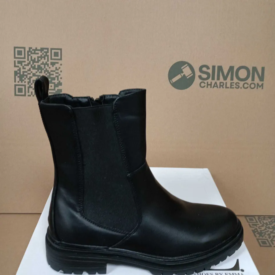 BOXED PAIR OF SHOES BY EMMA GABRIELLE BLACK PU CHELSEA BOOTS, UK 7