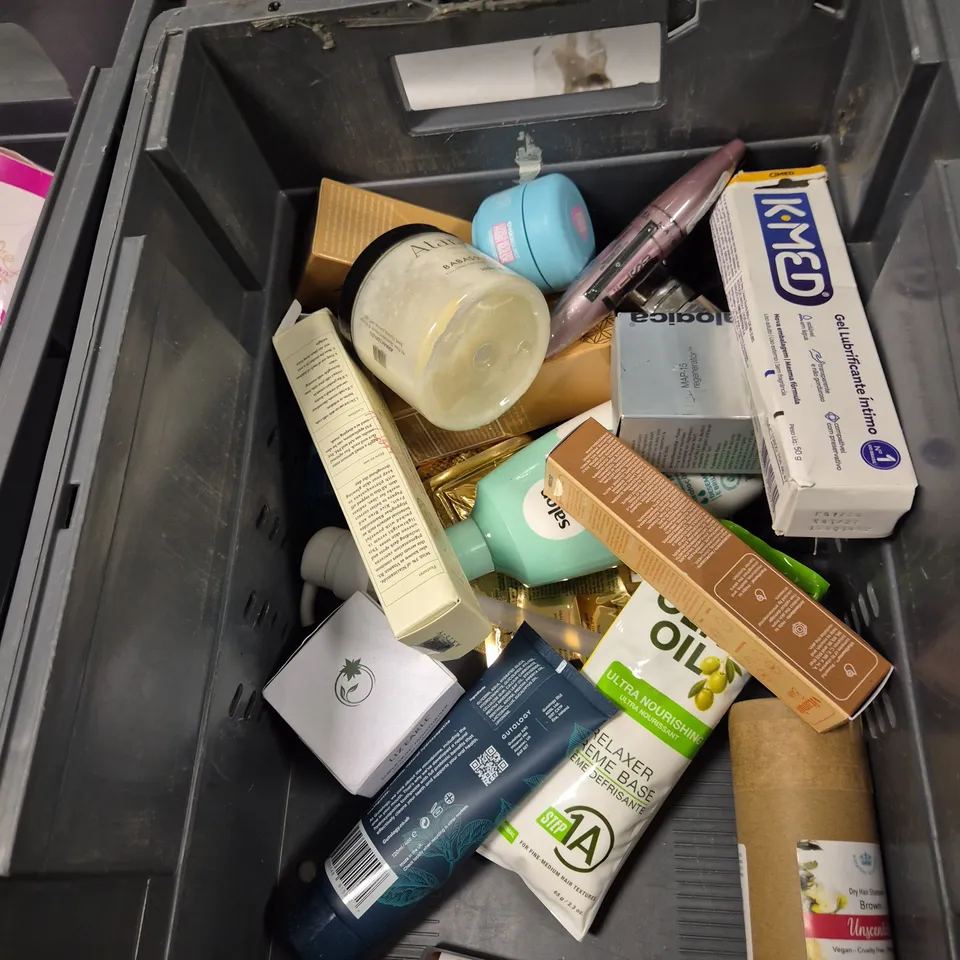 APPROXIMATELY 20 ASSORTED HEALTH AND BEAUTY PRODUCTS TO INCLUDE COLGATE MOUTHWASH, HAIRBURST HAIR MASK AND SOL DE JANEIRO CONDITIONERB