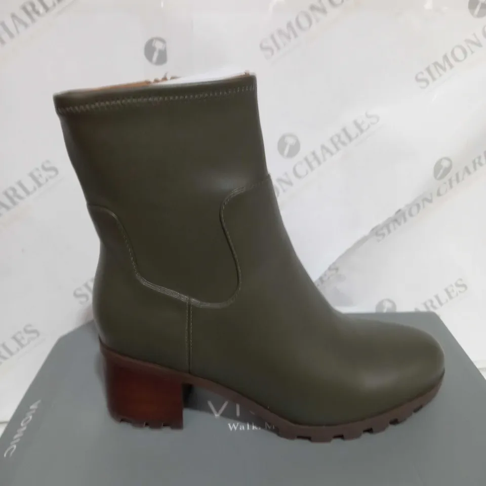 BOXED VIONIC OLIVE HEELED BOOT - UK SIZE 5.5