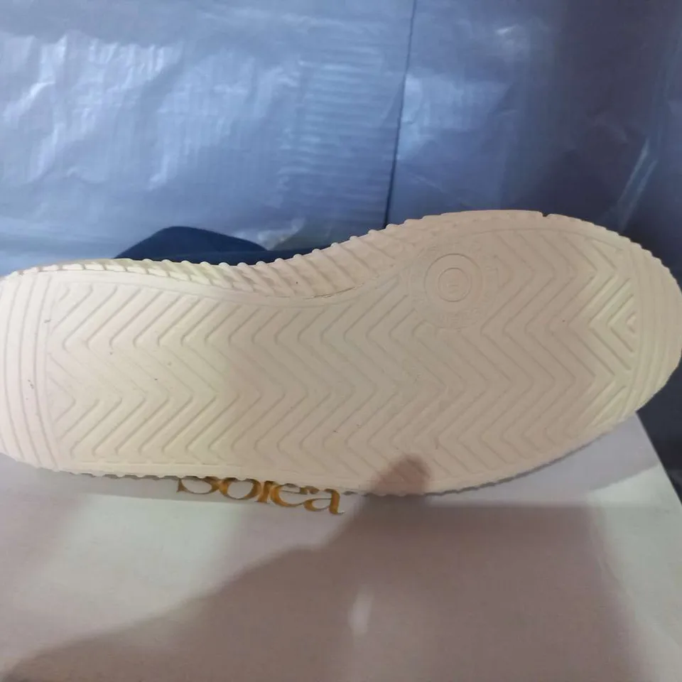 BOXED SOLEA BUMPY WHITE/NAVY CANVAS SNEAKERS SIZE 7