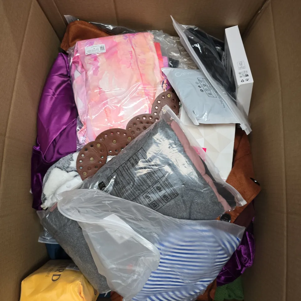 APPROXIMATELY 25 ASSORTED CLOTHING PRODUCTS IN VARIOUS STYLES & SIZES TO INCLUDE JACKETS, T-SHIRTS, DRESSES ETC