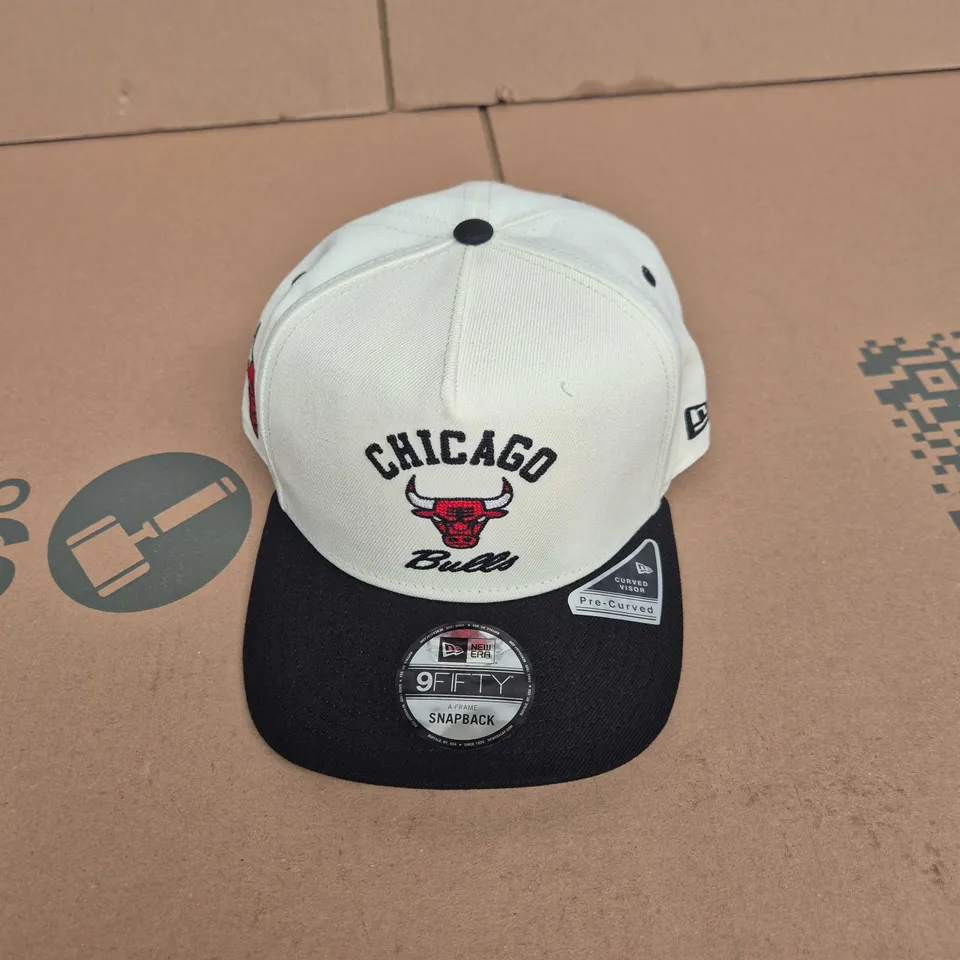 CHICAGO BULLS NEW ERA 9FIFTY SNAPBACK CAP – WHITE/BLACK