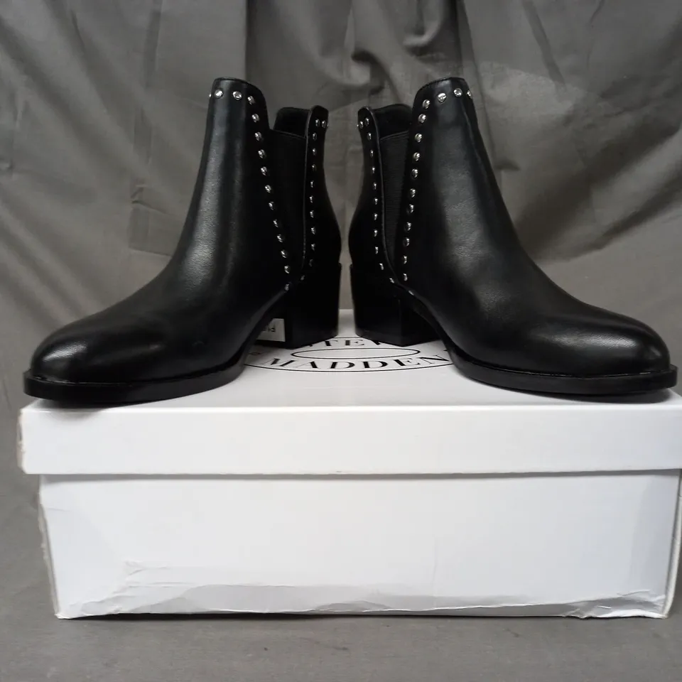 BOXED PAIR OF STEVE MADDEN CADE LEATHER ANKLE BOOTS IN BLACK EU SIZE 36