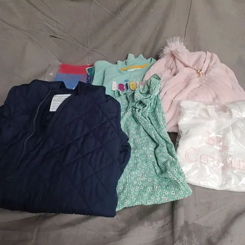 BOX OF APPROXIMATELY 30 ASSORTED KIDS CLOTHING ITEMS TO INCUDE - JACKETS, TOPS, SOCKS, ETC