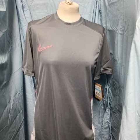 NIKE ACAD TEE – MEN'S SLIM FIT DRI-FIT T‑SHIRT, GREY/WHITE/PINK, SIZE M (HJ3791-015)
