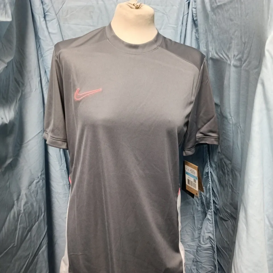 NIKE ACAD TEE – MEN'S SLIM FIT DRI-FIT T‑SHIRT, GREY/WHITE/PINK, SIZE M (HJ3791-015)