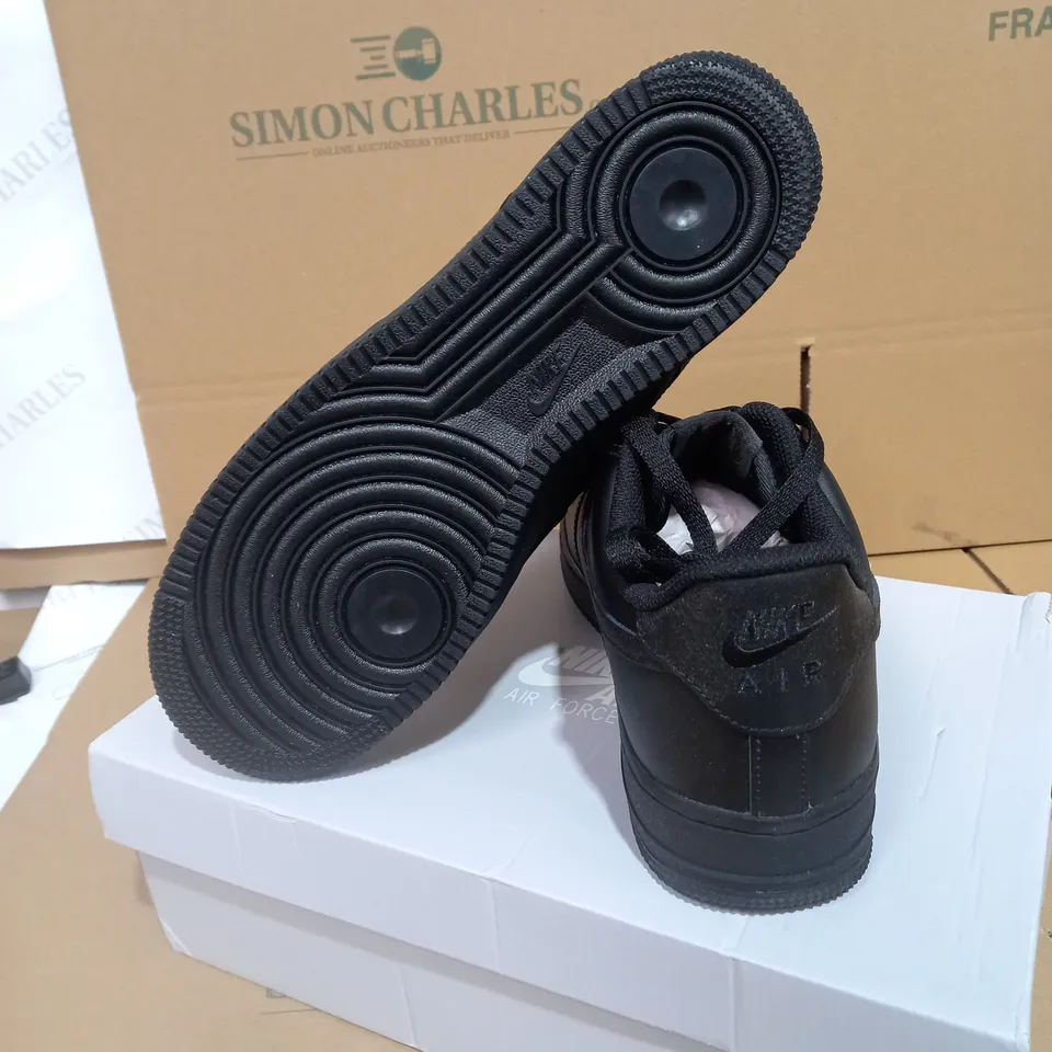 BOXED PAIR OF SIZE 9.5 NIKE AIR FORCE 1 TRAINERS 