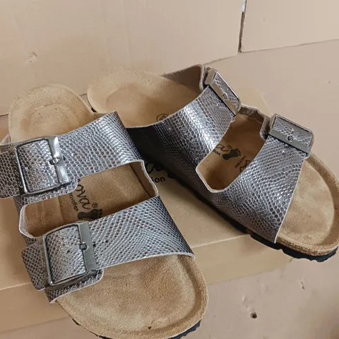 BOXED PAIR OF WOMENS BONOVA SANDALS SIZE 4