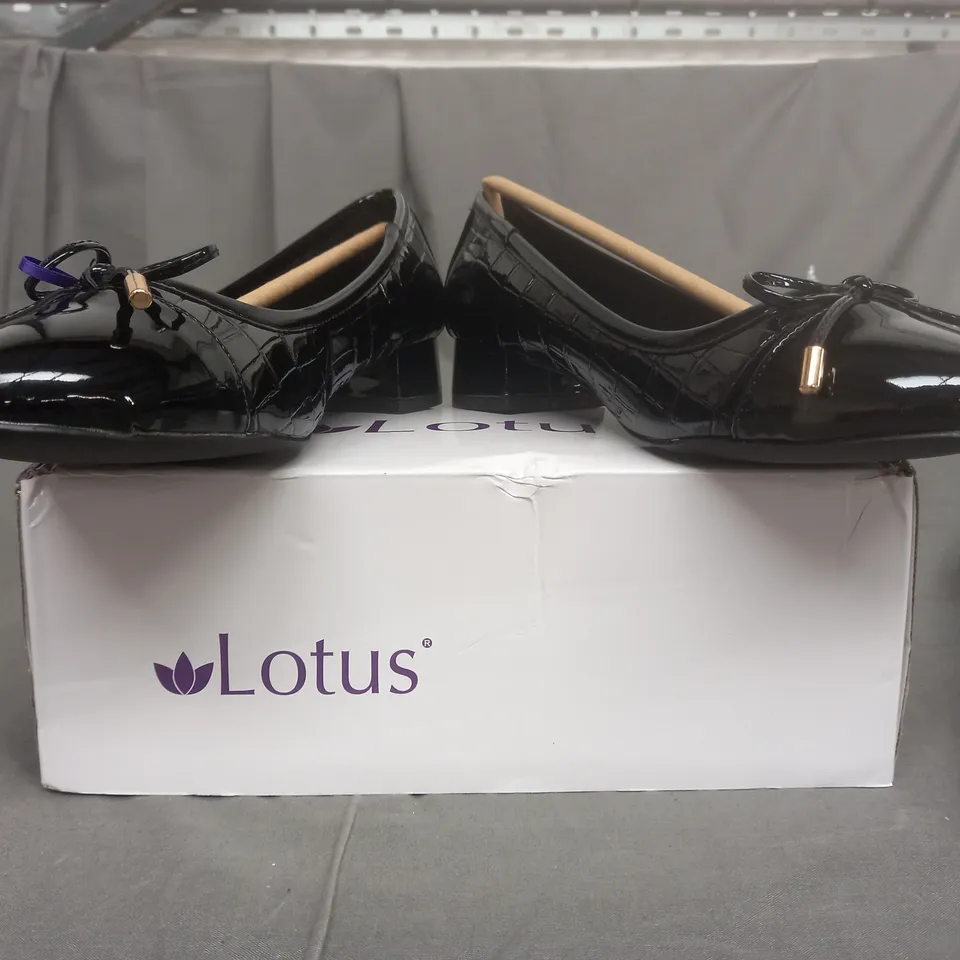 BOXED PAIR OF LOTUS BLACK LOW HEEL SHOES SIZE UK 8