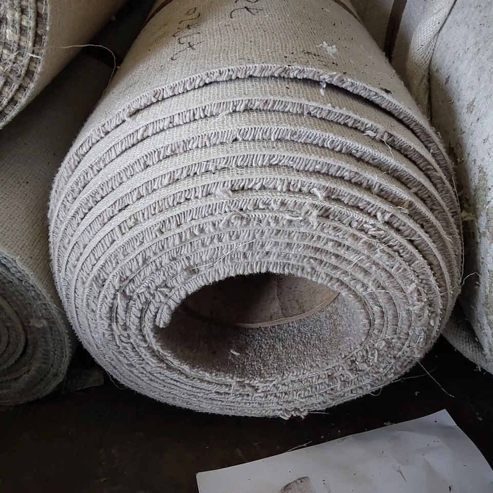 ROLL OF QUALITY DIMENSIONS 50 CARPET// SIZE: APPROX 5 X 7.21M