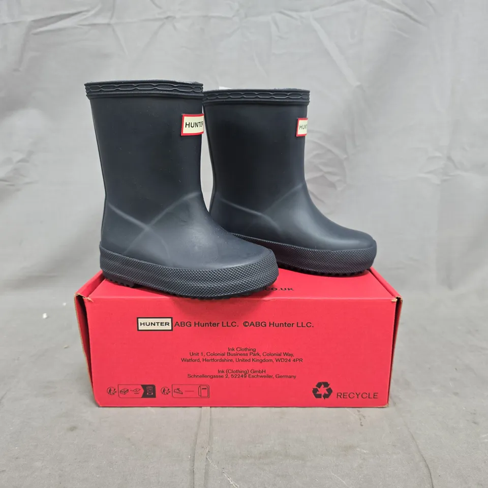 BOXED PAIR OF HUNTER KID'S WELLINGTON BOOTS IN NAVY SIZE UK J4
