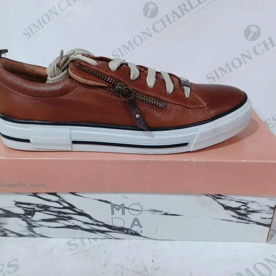 BOXED PAIR OF MODA IN PELLE FILICIA TRAINERS IN TAN SIZE 6
