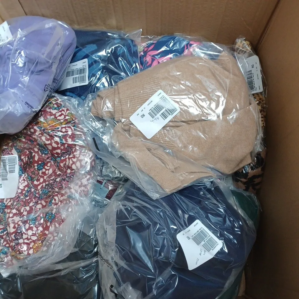 APPROXIMATELY 20 ASSORTED CLOTHING IN VARIES SIZES AND COLOURS 