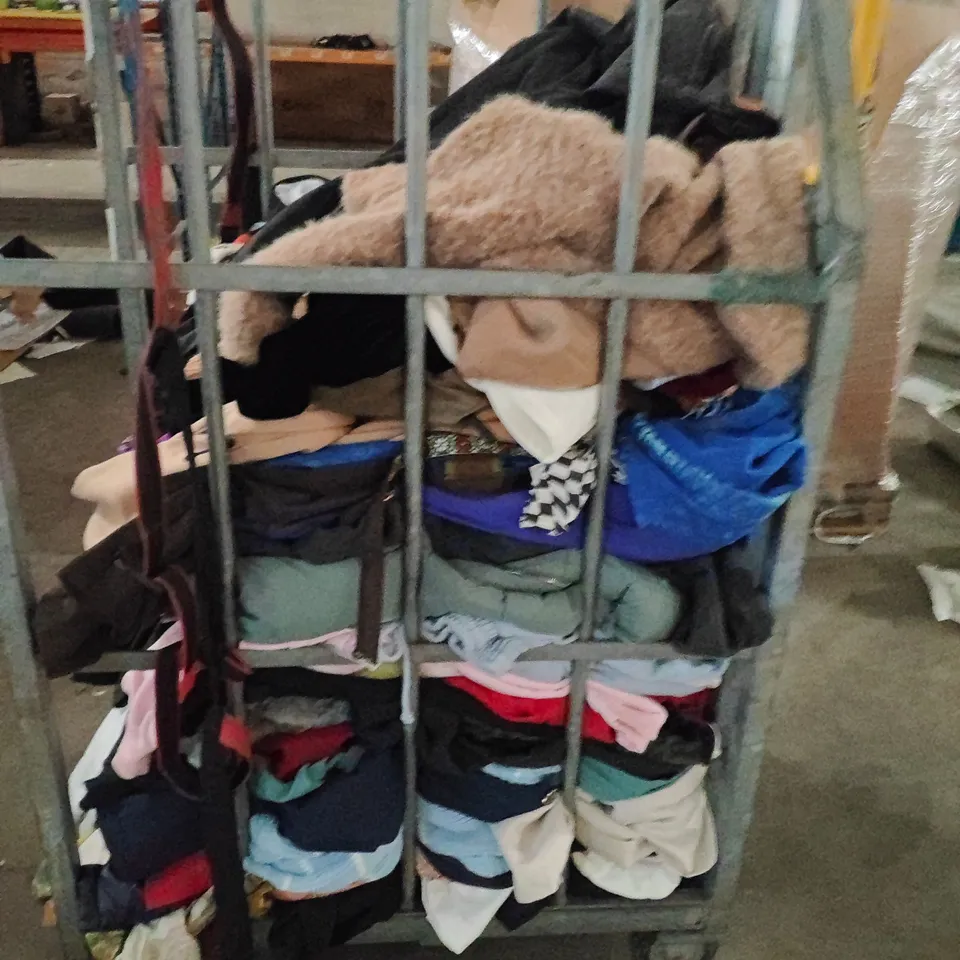 LARGE QUANTITY OF ASSORTED CLOTHING ITEMS TO INCLUDE RALPH LAUREN AND LEVIS