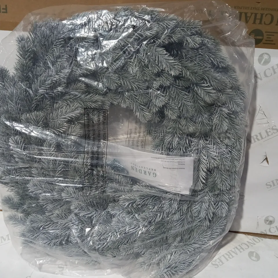 OUTLET GARDEN REFLECTIONS OUTDOOR FROSTED LED WREATH