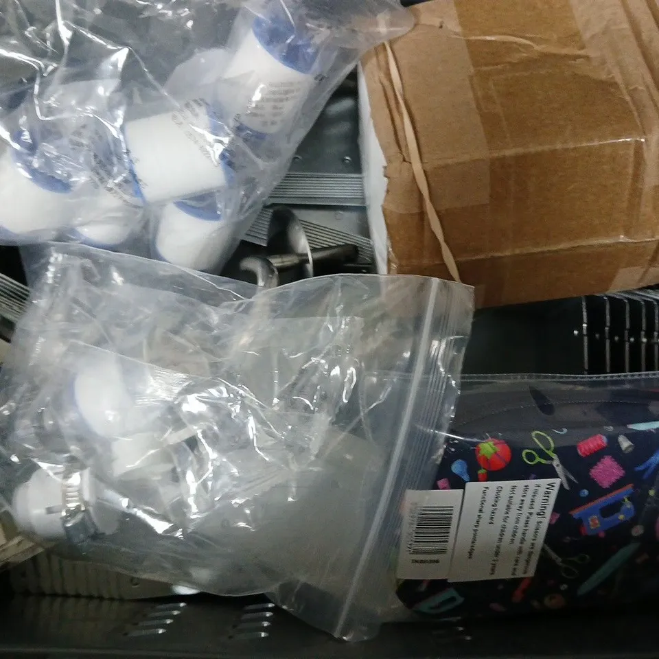 APPROXIMATELY 10 ASSORTED ITEMS TO INCLUDE - PHOTO FRAME , STORAGE TUB ETC