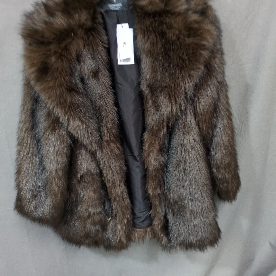 STRADIVARIUS FUR COAT – EU 6 / USA 8 / MEX 26 