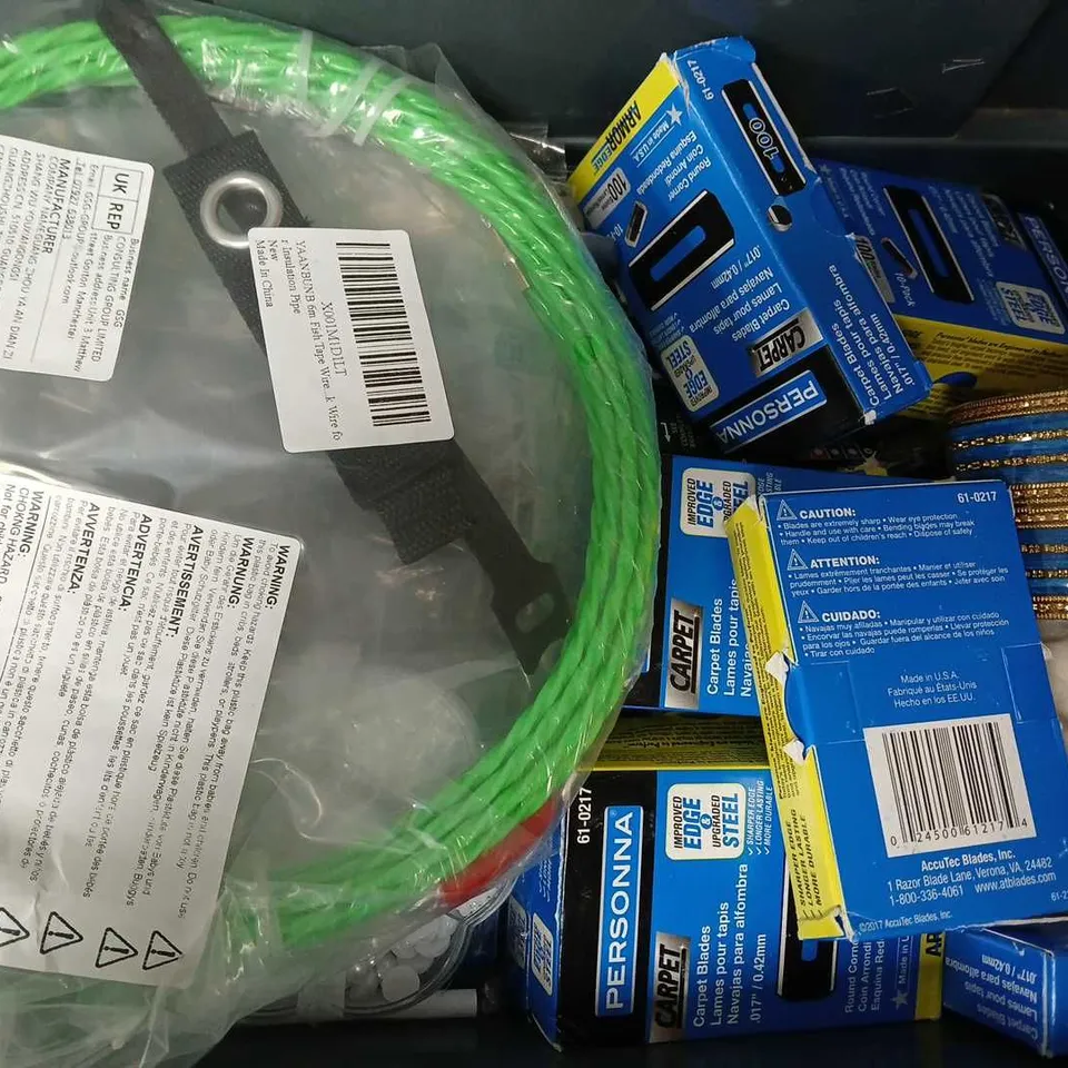APPROXIMATELY 15 ASSORTED HOUSEHOLD ITEMS TO INCLUDE PERSONNA CARPET BLADES, DOOR HANDLES, NAPPY BAGS, ETC