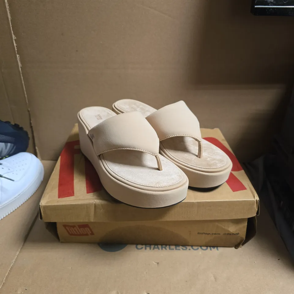 FITFLOP PLATFORM WEDGE TOE-POST SANDALS – CLASSIC BEIGE, UK 6