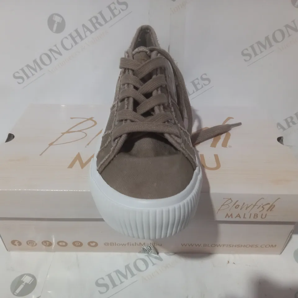 BOXED PAIR OF BLOWFISH MALIBU SNEAKERS IN TAN SIZE 6