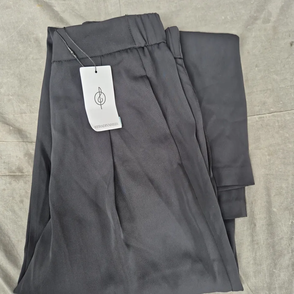 STRADIVARIUS TROUSERS IN BLACK SIZE UK 6