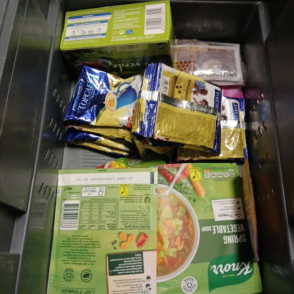 APPROXIMATELY 12 ASSORTED FOOD & DRINK ITEMS TO INCLUDE - THE CURATOR COFFEE BEANS - HAMPSTEAD PEPPERMINT & SPEARMINT TEA - CHIKKO GOLDEN MILK ATE MIX - ETC
