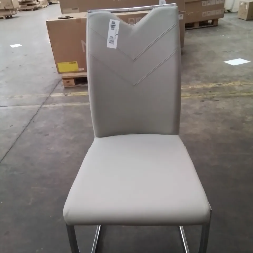 A QUALITY DESIGNER FAUX LEATHER UPHOLSTERED DINING CHAIR IN GREY WITH CHROME LEGS