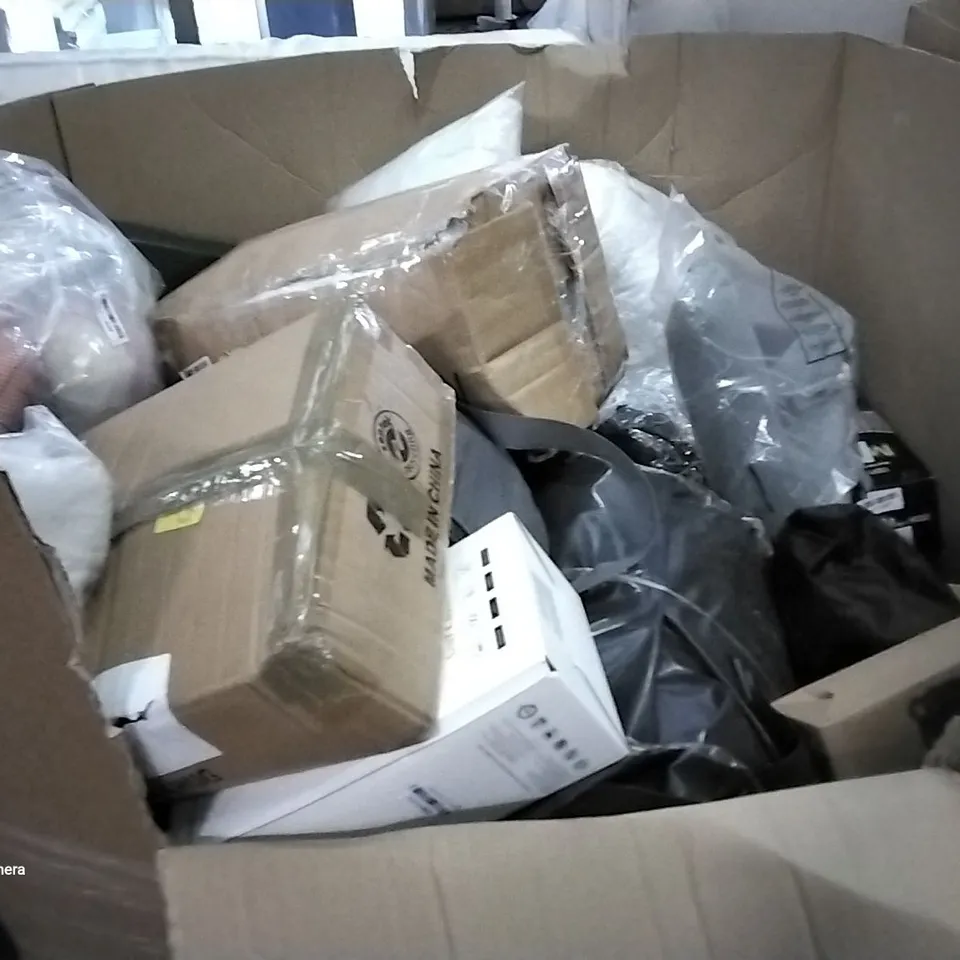 PALLET OF ASSORTED ITEMS INCLUDING GADA GARDEN HOSE, ELVIROS MEMORY FOAM CERVICAL PILLOW, AUROROME, SUFUHOM MEMORY FOAM PILLOW, POOTACK SEAT CUSHION, TRAVEL EASE MEMORY FOAM SEAT CUSHION