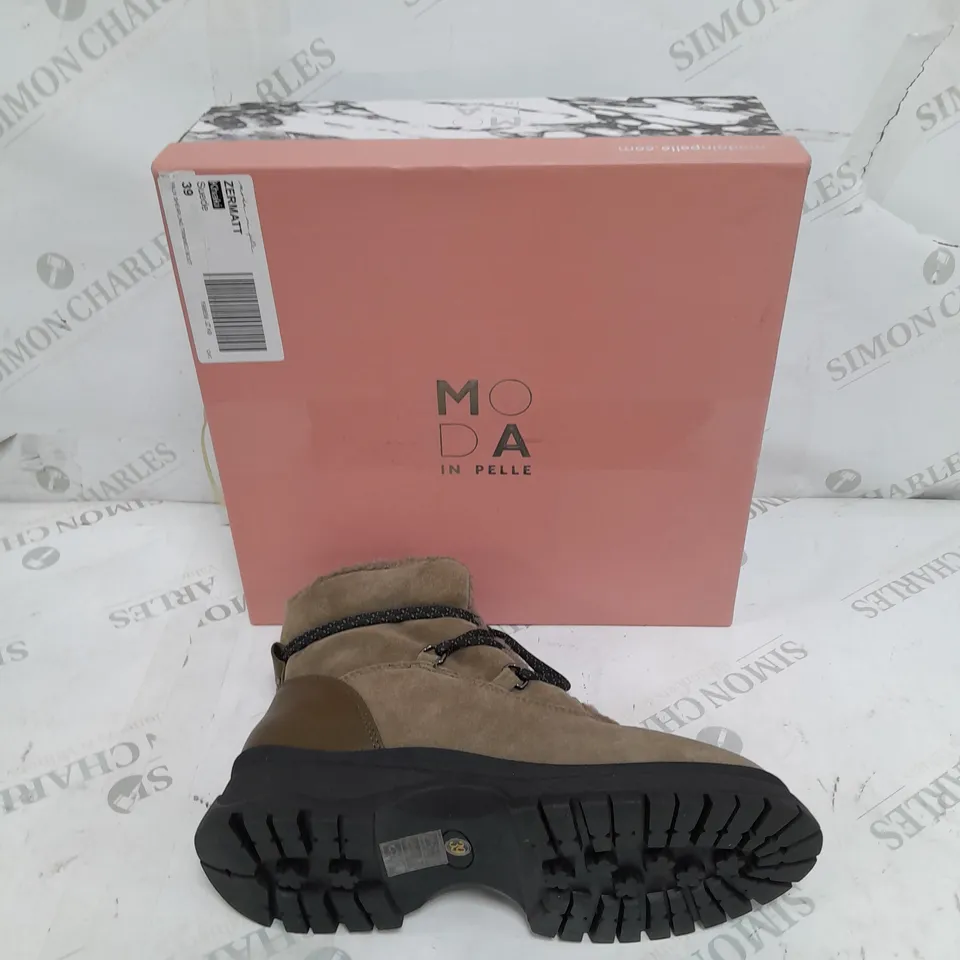 BOXED PAIR OF MODA IN PELLE ZERMATT KHAKI TRIMMED BOOTS IN SUEDE SIZE 39 