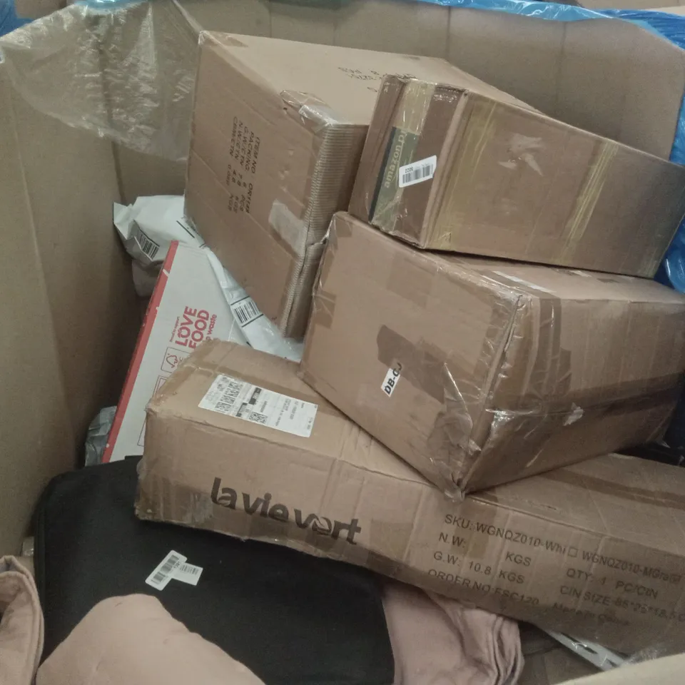 PALLET OF ASSORTED ITEMS INCLUDING STOREMIC TOILET SEAT, GOLF PUTTING TRAINER, SMART BOXING WALL TARGET, KIDS BACKBOARD, KING ARCHERY KIDS TOY 