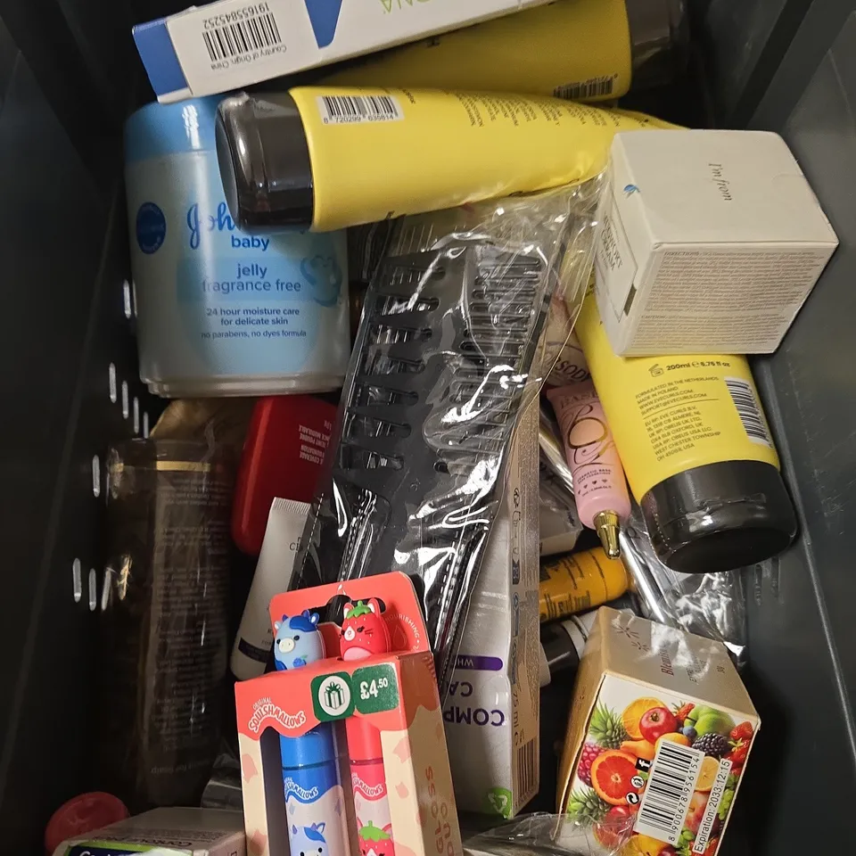 APPROXIMATELY 15 ASSORTED HEALTH & BEAUTY PRODUCTS TO INCLUDE HAIR COLOUR, CURL SHAMPOO, CURL CREAM ETC 