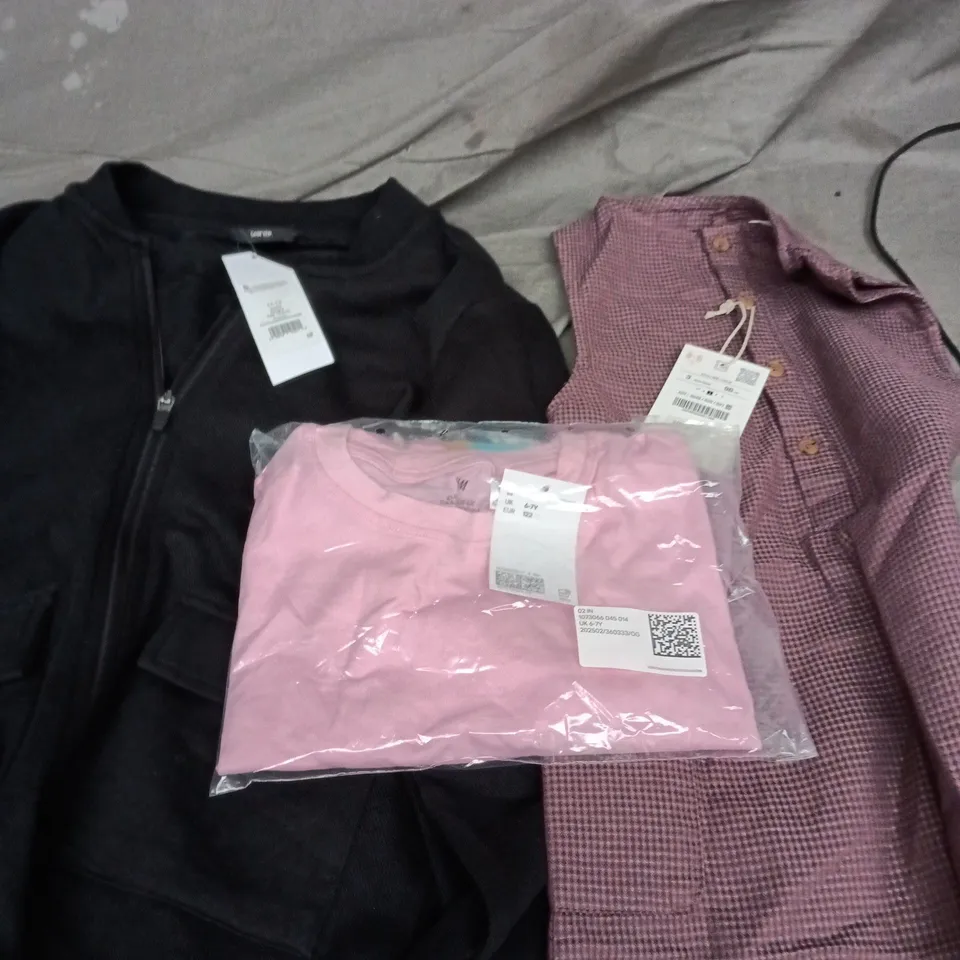 BOX OF APPROXIMATELY 25 ASSORTED KIDS CLOTHING PRODUCTS IN VARIOUS SIZES TO INCLUDE T-SHIRTS, PANTS, SHORTS ETC