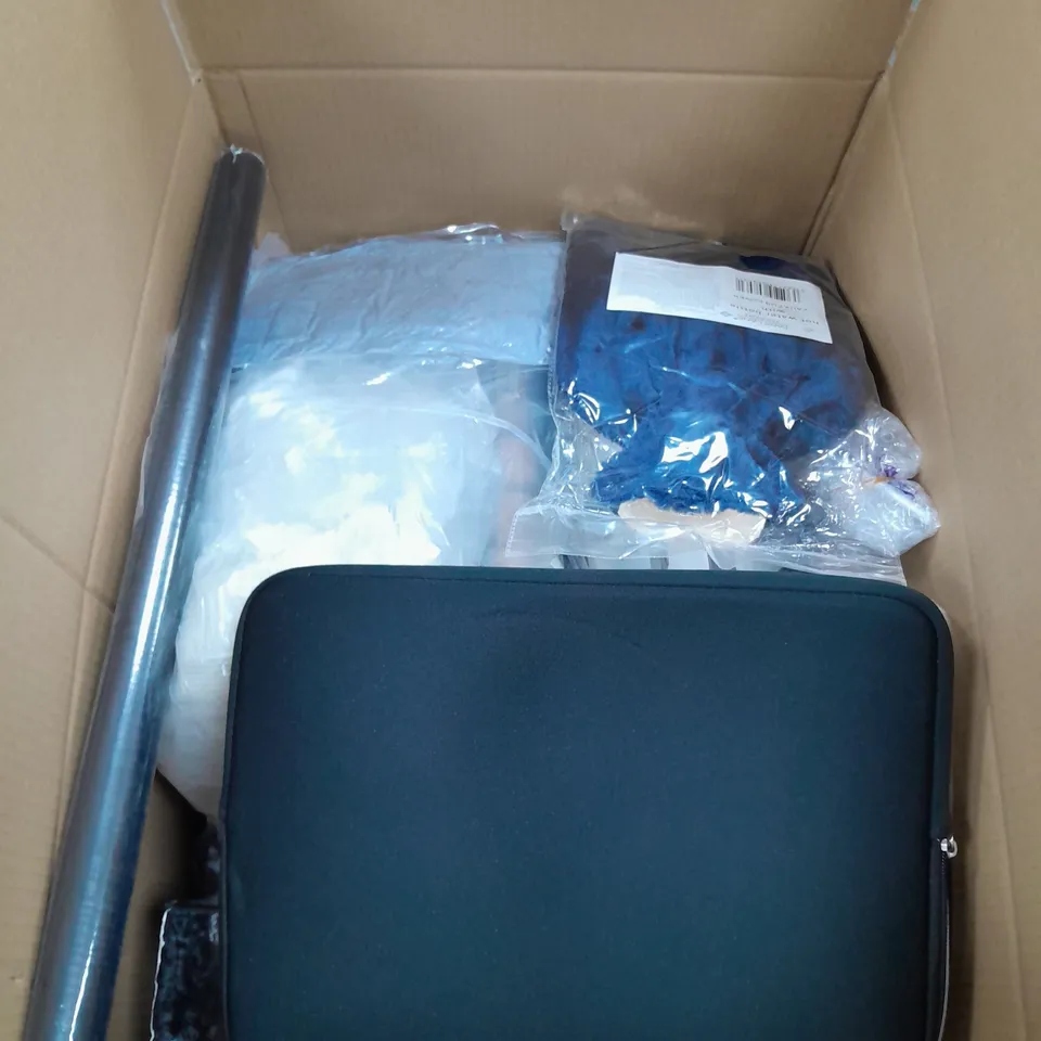 APROXIMATELY 15 ASSORTED HOUSEHOLD ITEMS TO INCLUDE TOTE BAGS , DECOY LIGHTS , ETC 