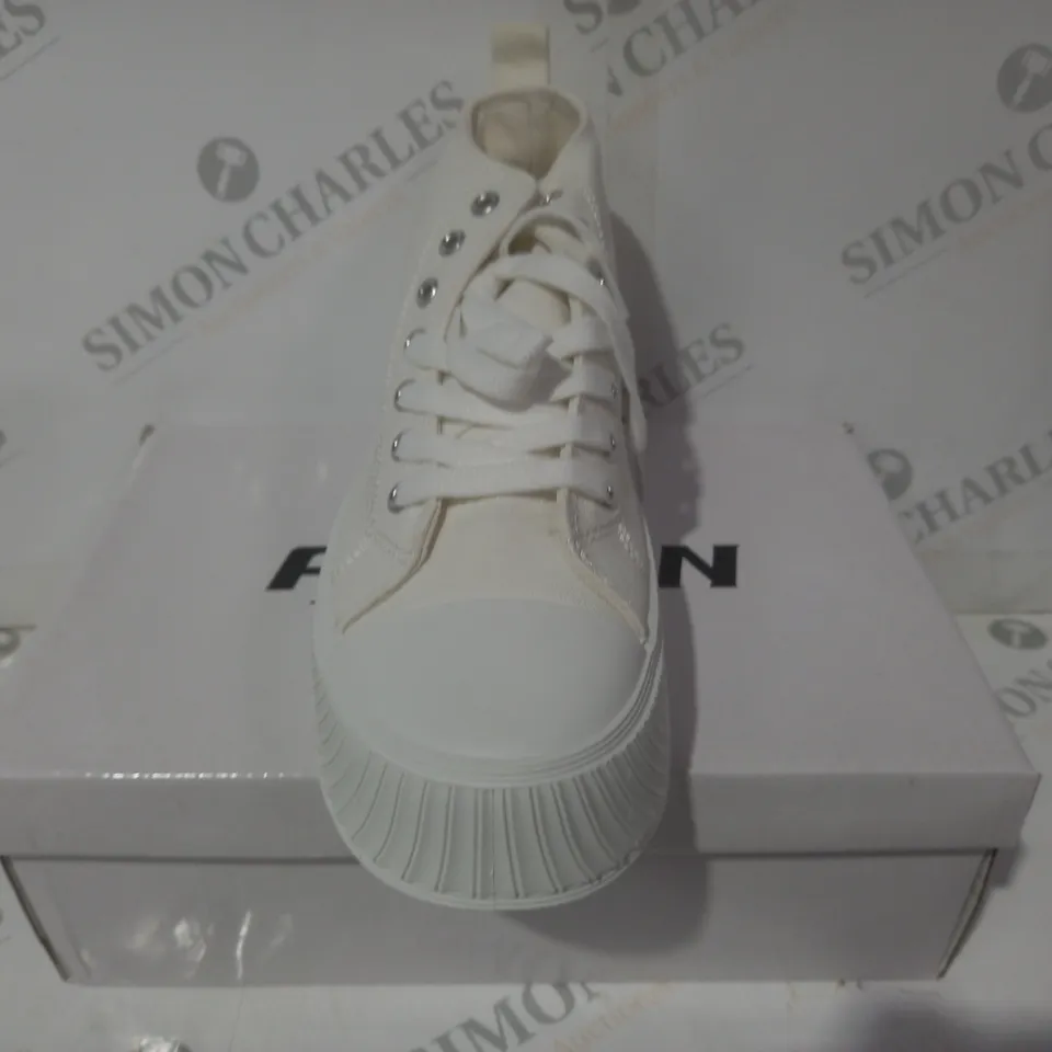 BOXED PAIR OF FASHION PLATFORM CANVAS SHOES IN OFF-WHITE EU SIZE 39