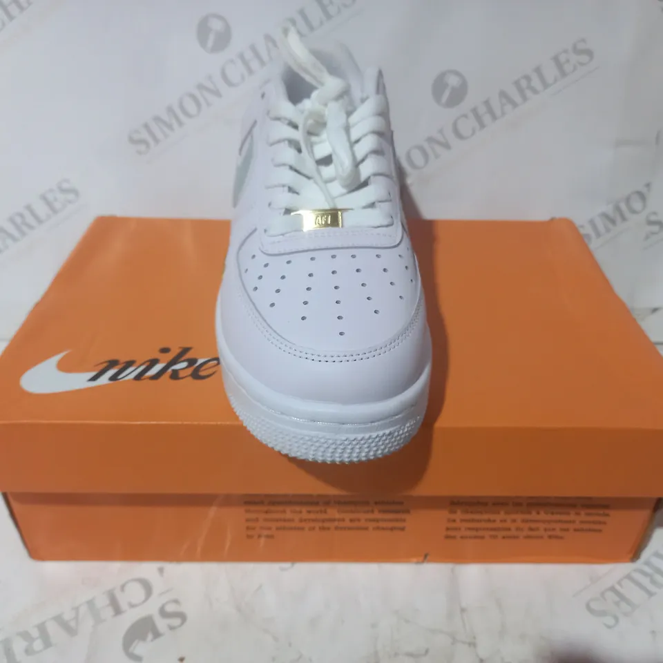 BOXED PAIR OF NIKE AIR FORCE 1 SHOES IN WHITE/GREY UK SIZE 7