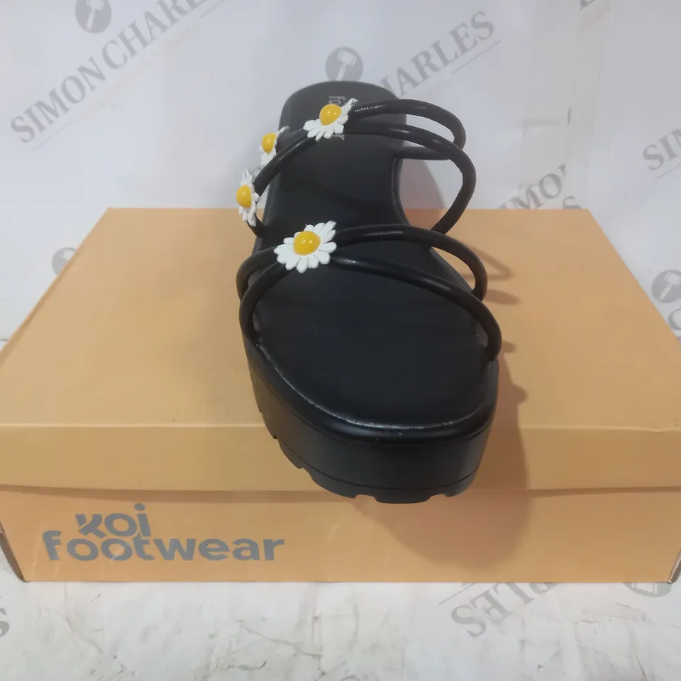 BRAND NEW BOXED PAIR OF KOI VEGAN LEATHER BLOOMING DAISY OASIS STRAPPY SLIDERS IN BLACK UK SIZE 11