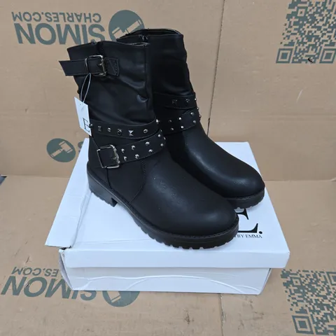  E. SHOES BY EMMA ANTONIA BLACK BUCKLE BOOTS - 5