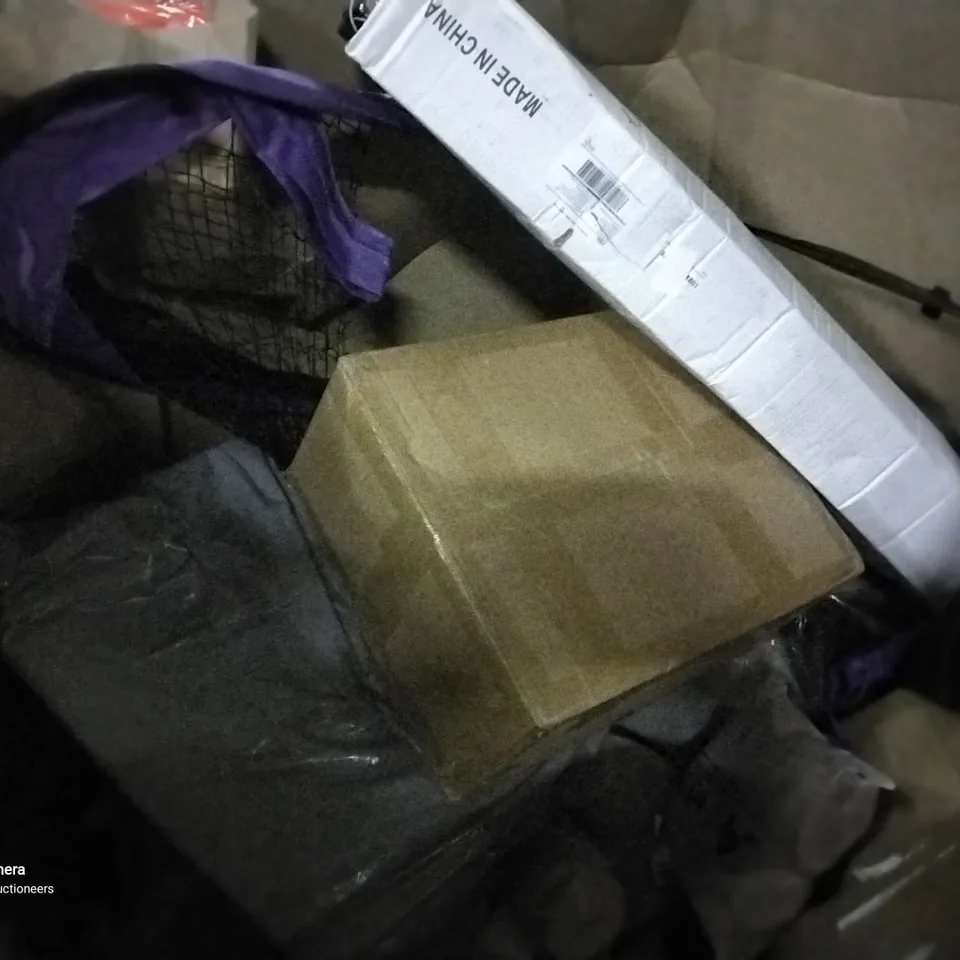 PALLET OF ASSORTED ITEMS INCLUDINGLED CEILING LIGHT, CASA CHIC PHOTO FRAMES, GARDEN SHEARS, MASS DYNAMIC TOILET SEAT, YOGA MAT, POP UP GOAL