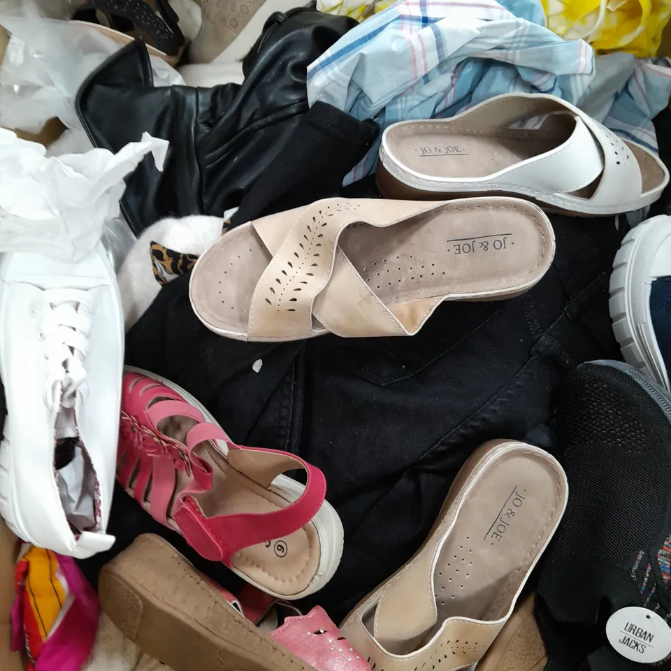 LARGE BOX OF APPROXIMATELY 30 ASSORTED ITEMS TO INCLUDE - CLOTHING - SHOES - ETC - COLLECTION ONLY