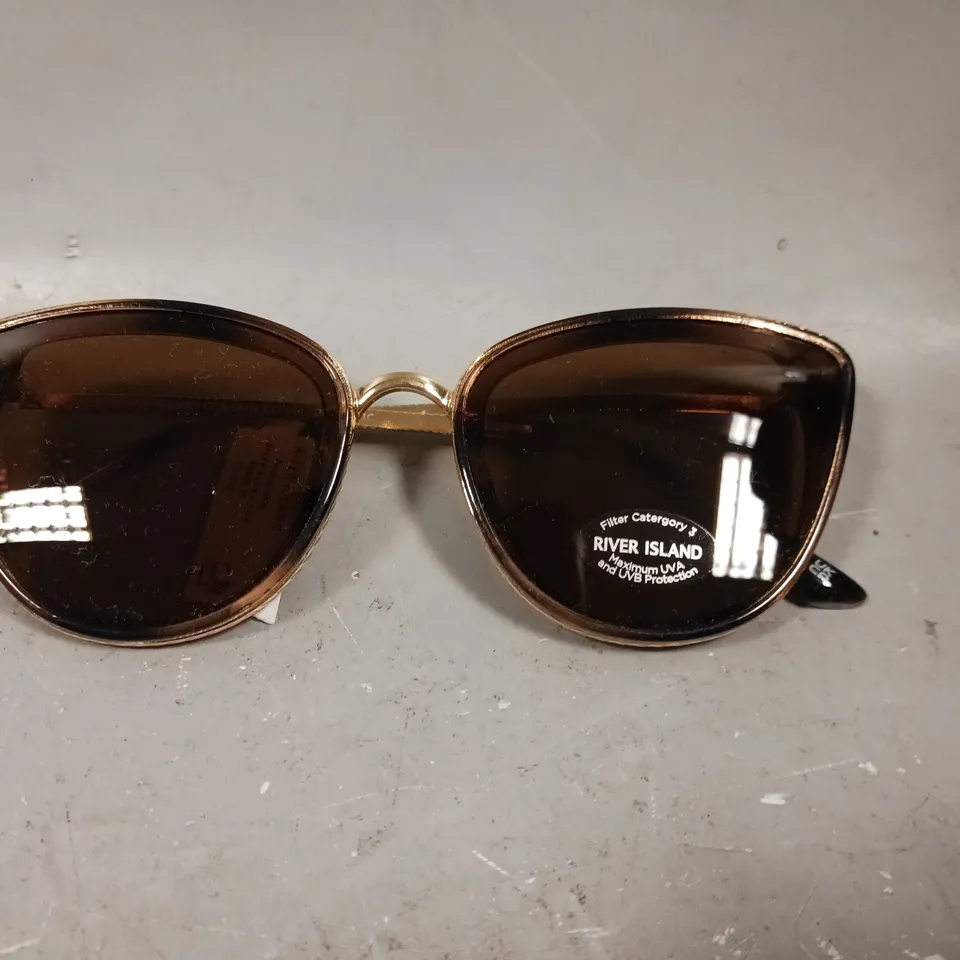 RIVER ISLAND CAT EYE SUNGLASS IN BLACK & GOLD