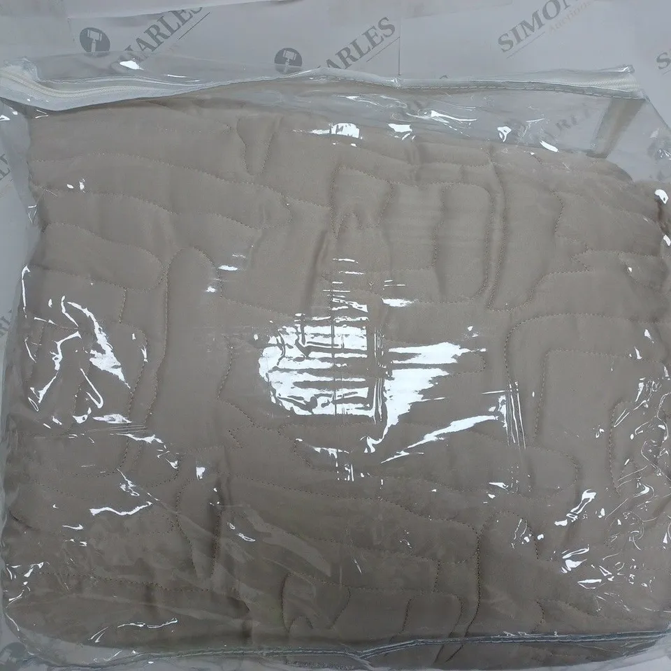 KELLY HOPPEN ABSTRACT GEO BEDSPREAD AND SET OF 2 SHAMS TAUPE SUPER KING SIZE
